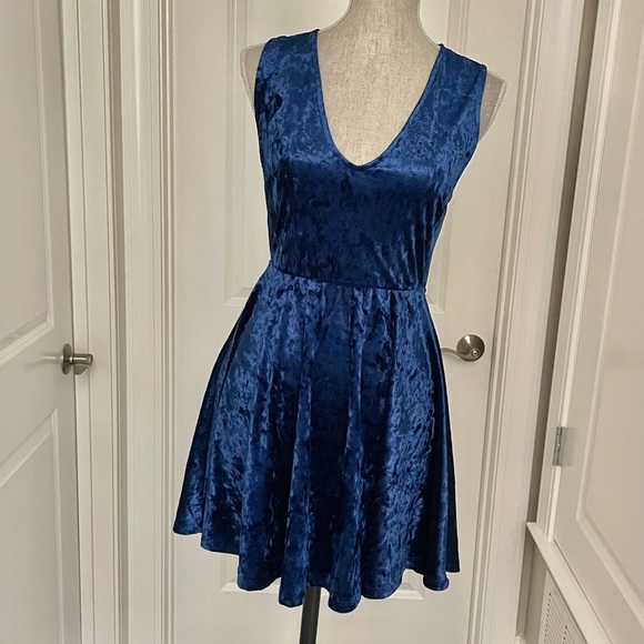 Lulus Blue Velvet Open Cross Back Mini Skater Fit & Flare Cocktail Dress Size M - Picture 2 of 9